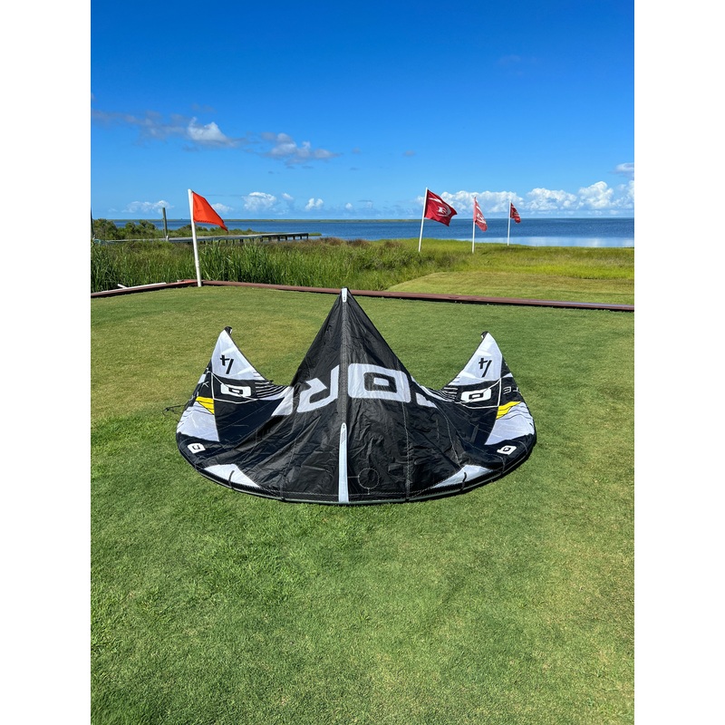 USED Core Xlite Kite-4m-White/Black